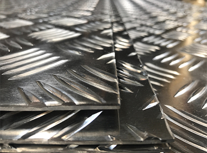 Plaques aluminium damier superposées avec des groupes de stries orientés en alternance