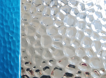 Tôle aluminium gaufrée à reliefs irréguliers avec un film de protection bleu sur le côté