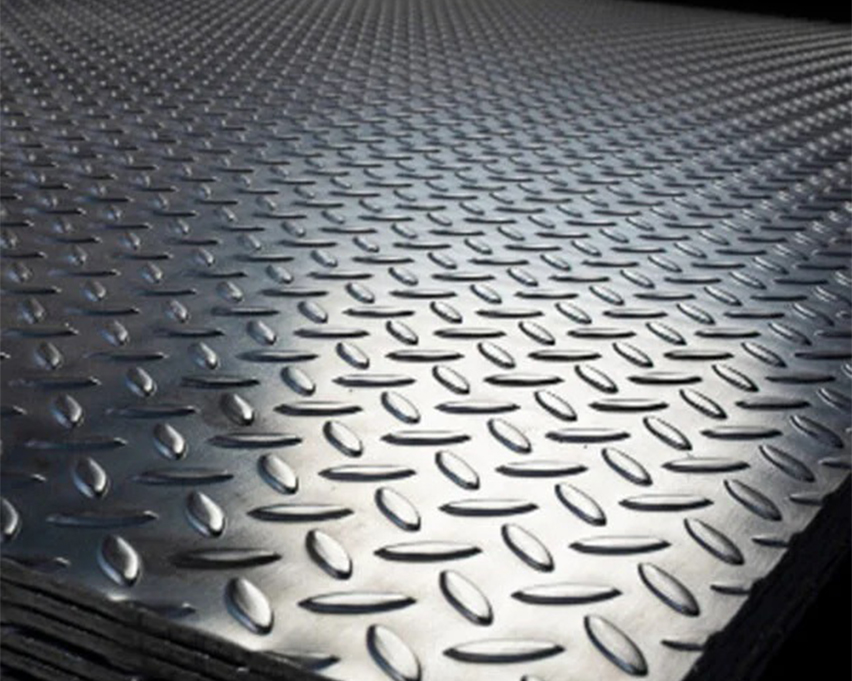 Tôles aluminium striées superposées avec des motifs allongés en relief disposés en alternance