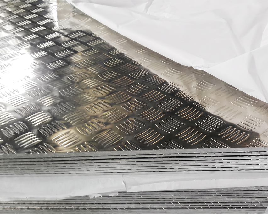tôles aluminium damier empilées avec des groupes de stries en relief orientés en alternance