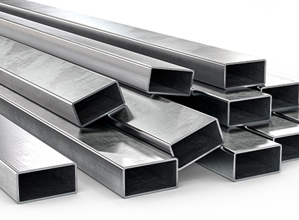 Tubes rectangulaires en aluminium empilés avec leurs sections creuses visibles